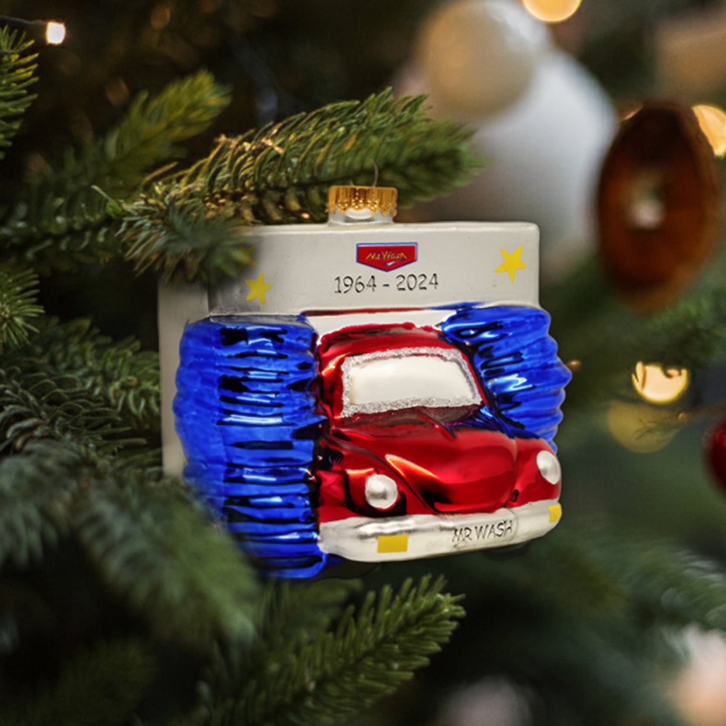 Weihnachtskugel rot im Baum hängend