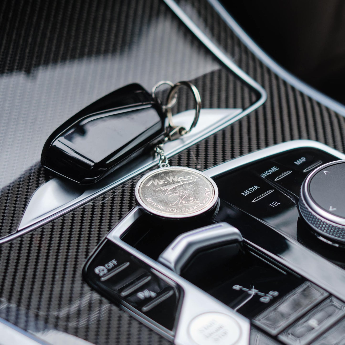 Schlüsselanhänger, silberfarben, Heritage, große Waschmünze Nr. 3 auf Auto-Mittelkonsole