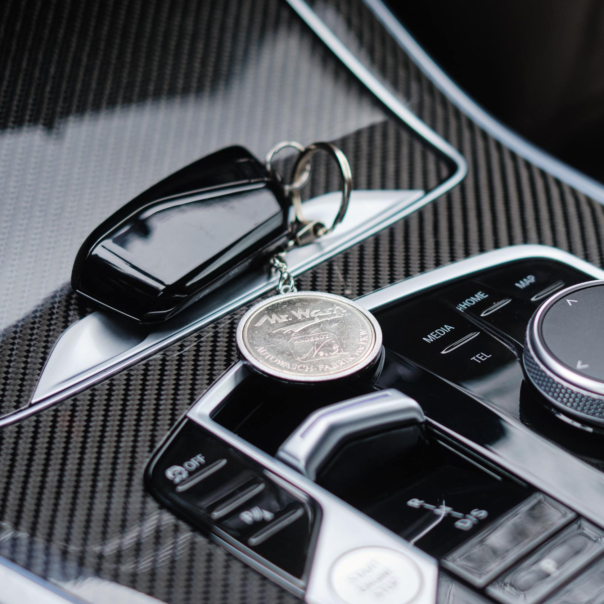 Schlüsselanhänger, silberfarben, Heritage, große Waschmünze Nr. 3 auf Auto-Mittelkonsole