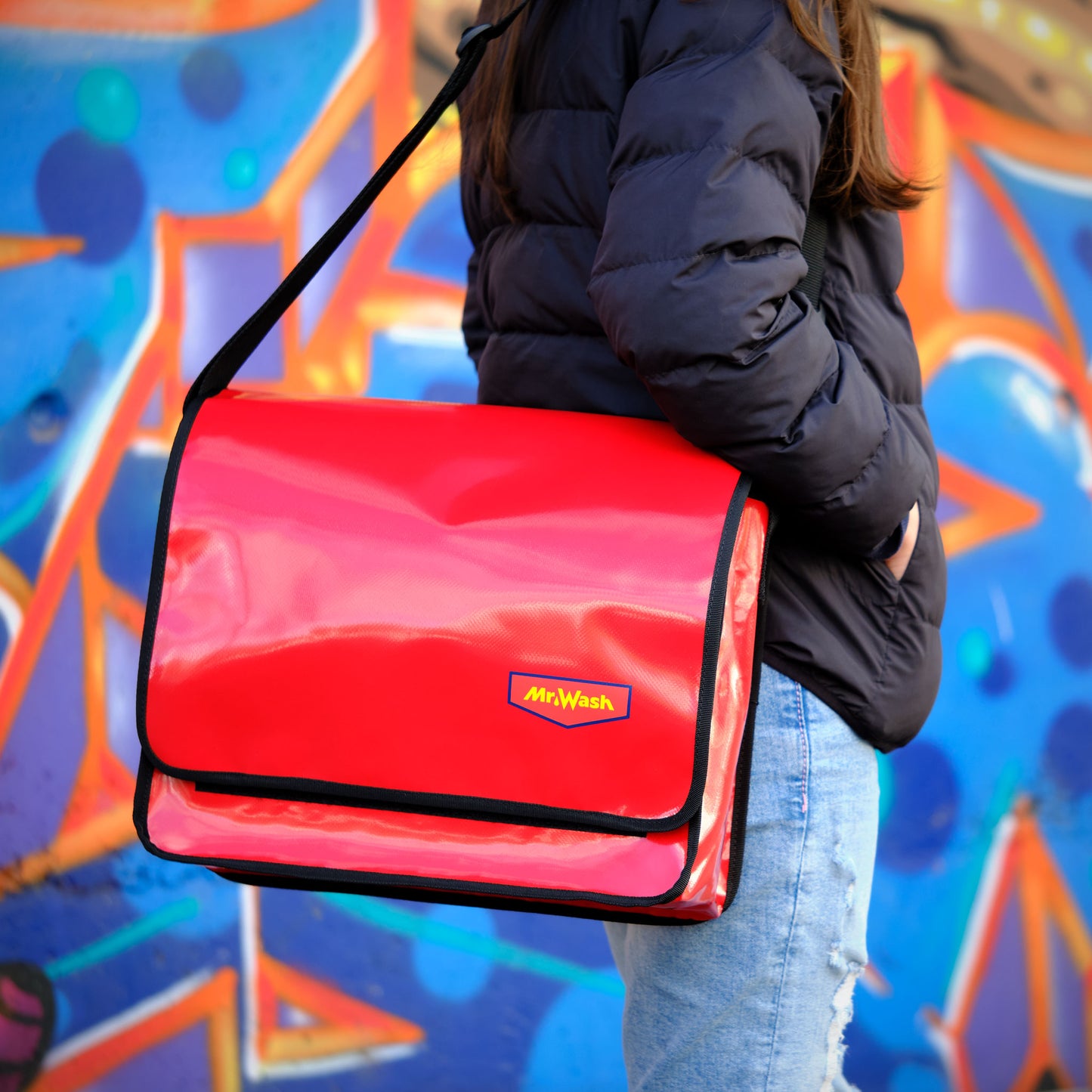 Mädchen trägt Urban Messenger Tasche Mr. Wash, rot, Streetphotography, hinten Graffiti an Wand